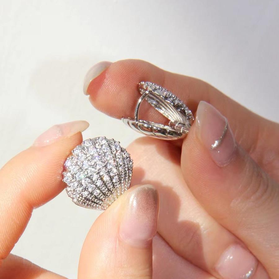 Wholesale luxury diamond-embedded shell ear buckle high-grade elegant white collar exquisite goddess jewelry Valentine's Day